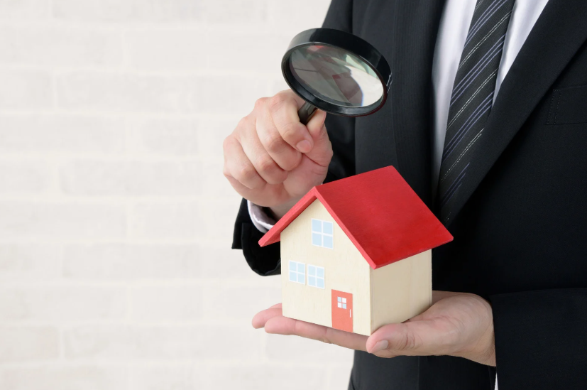 appraiser inspecting home showing how renovations affect appraised value